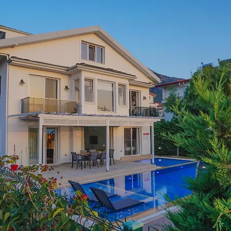 Villa Pelit - 4 Yatak Odalı Saunalı Havuzlu Fethiye