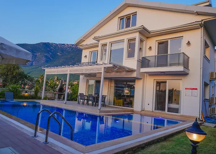 Pelit - 4 Yatak Odalı Saunalı Havuzlu