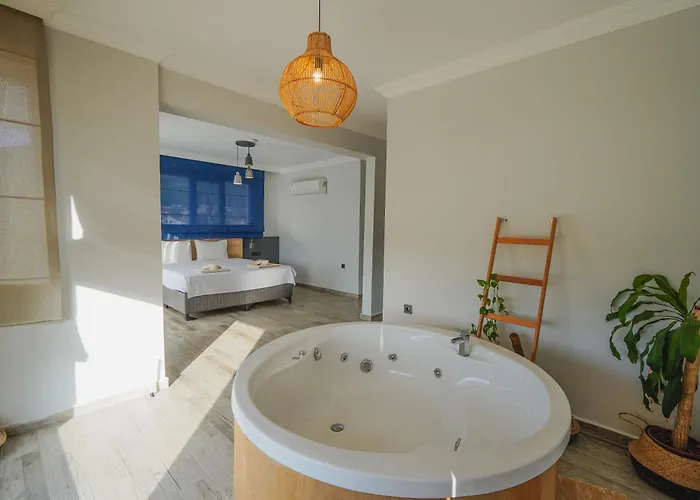 Pelit - 4 Yatak Odalı Saunalı Havuzlu Fethiye