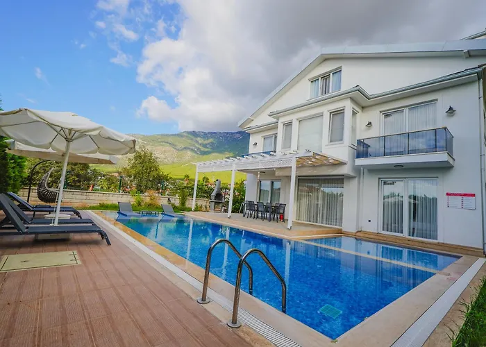 Villa Pelit - 4 Yatak Odalı Saunalı Havuzlu Fethiye