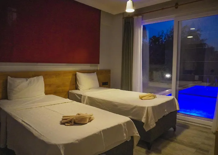 Pelit - 4 Yatak Odalı Saunalı Havuzlu Villa *