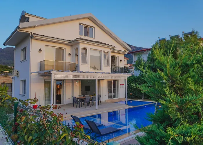 Villa Pelit - 4 Yatak Odalı Saunalı Havuzlu Fethiye